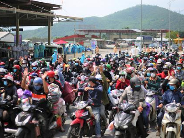 Người dân về quê qua Đà Nẵng được tặng từ đôi dép đến xe máy
