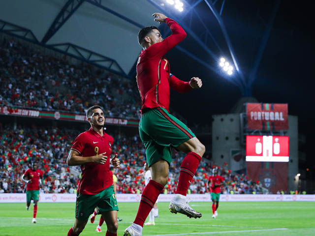 Ronaldo ra "yêu sách" với MU, đòi tái hợp SAO Juventus 100 triệu bảng 7 Ronaldo chói sáng, HLV Bồ Đào Nha chỉ trích Solskjaer vì xếp CR7 dự bị