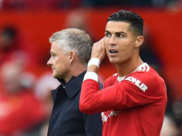 HLV Solskjaer “lộ mặt thật” từ khi có Ronaldo, SAO MU bị chê ”mạnh ai nấy đá”