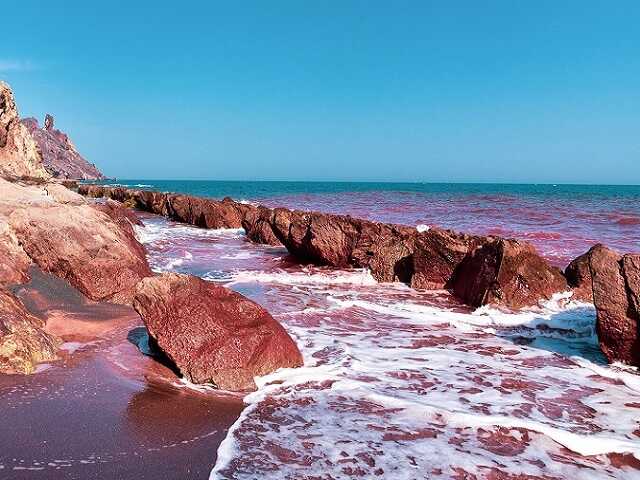 Hormuz: Hòn đảo có bãi biển màu ruby độc đáo