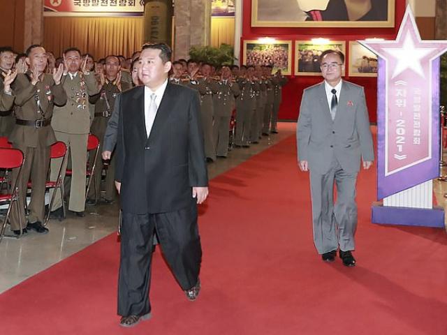 Chùm ảnh nhà lãnh đạo Kim Jong Un trông gầy đi hơn bao giờ hết