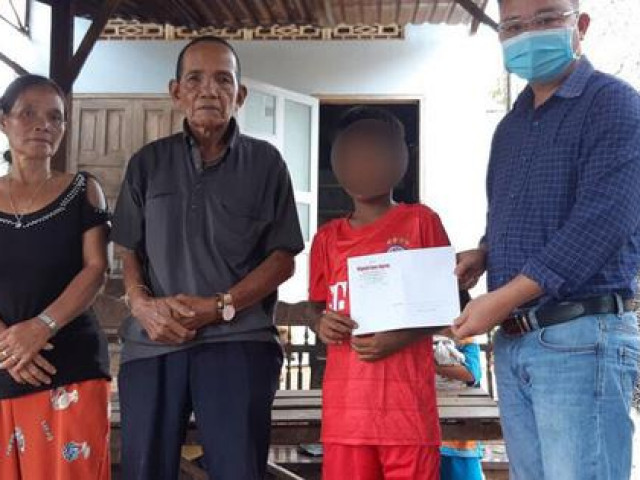 Cách hết chức vụ trong Đảng đối với hiệu trưởng giữ học bạ của cậu học trò nghèo