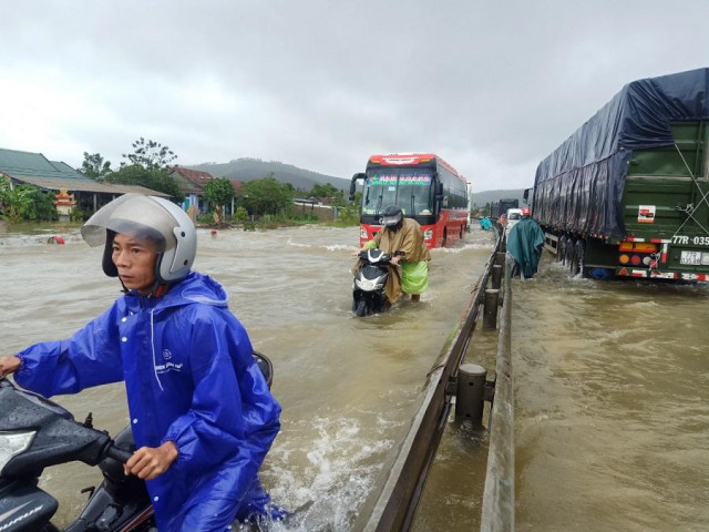 Quảng Trị, Thừa Thiên-Huế: Lũ đang lên, nhiều người mất tích