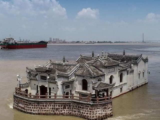 Bí ẩn ngôi chùa đứng vững giữa dòng sông dài nhất Trung Quốc, bất chấp đại hồng thủy suốt 700 năm