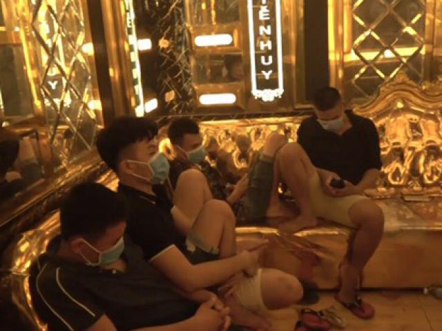 25 nam, nữ ”thác loạn” trong quán karaoke bất chấp lệnh cấm