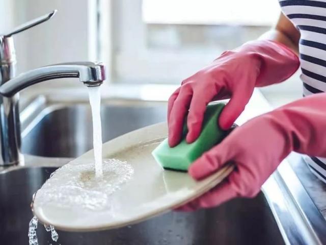 Những hành động này khi rửa bát không ngờ lại ”nuôi” vi khuẩn, càng rửa càng bẩn