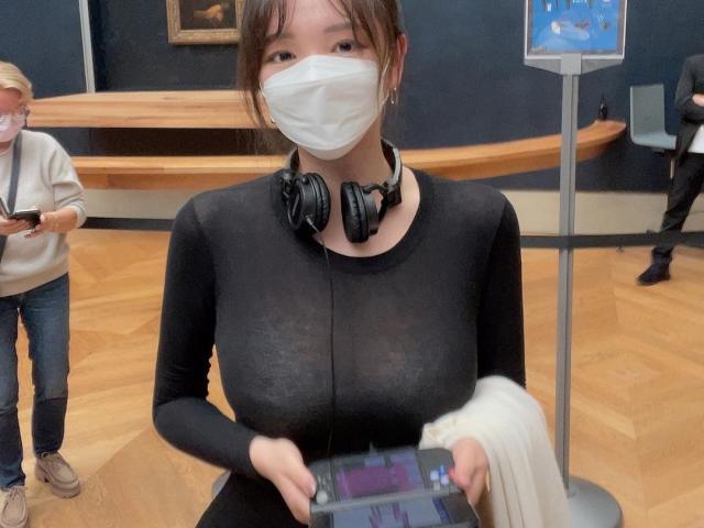 Nữ thạc sĩ gây chú ý vì áo giãn lộ liễu ở viện bảo tàng Pháp