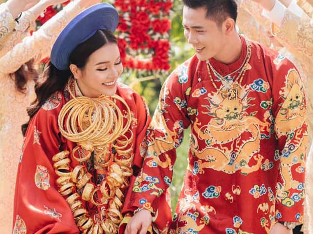 Cô dâu Hà Nội “còng lưng gánh vàng” ngày cưới khiến ai cũng trầm trồ
