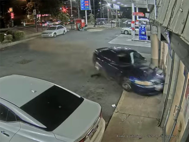 Video: Ford Mustang mất lái, chạy qua ngã tư rồi đâm đổ tường một cửa hàng tiện lợi