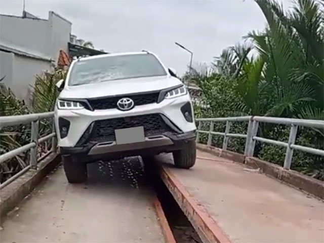 Video: Toyota Fortuner vượt cầu ”2 tầng” hơi bị đỉnh