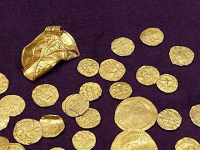 Xúc đất, vô tình tìm ra kho báu toàn đồ bằng vàng 1.400 năm tuổi