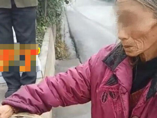 Cụ bà 74 tuổi cuốc bộ 7 tiếng đem 20kg khoai tây cho con trai 8 năm không về nhà