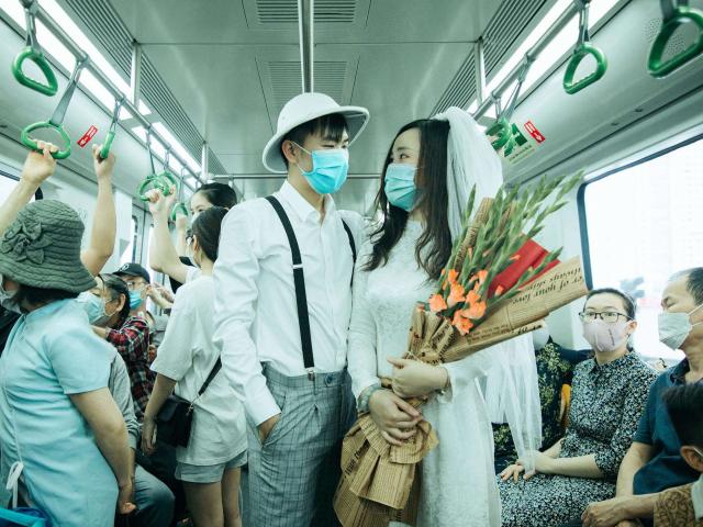 Bộ ảnh cưới triệu like ngày đường sắt Cát Linh - Hà Đông vận hành