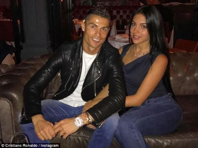 Ronaldo dẫn bạn gái đi giải sầu sau trận thua Man City, đấu Messi tranh giải cao quý