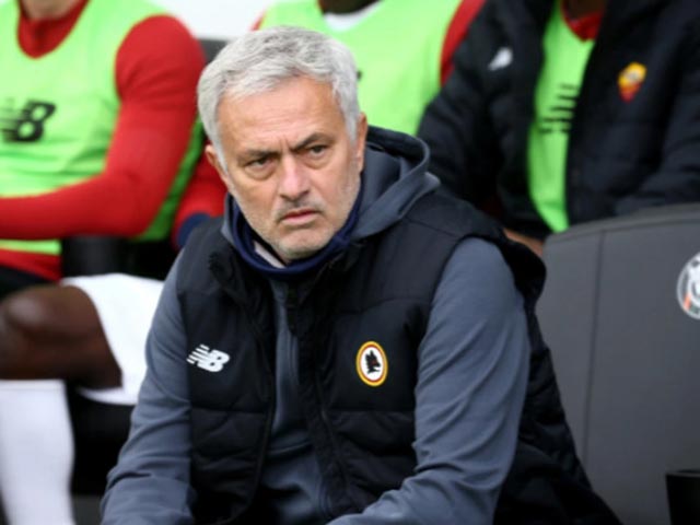 Mourinho thay người đẳng cấp giúp AS Roma thắng, bất ngờ "xin lỗi" De Rossi 6 Mourinho mắng phóng viên không chút nể nang, bị báo chí Italia tẩy chay