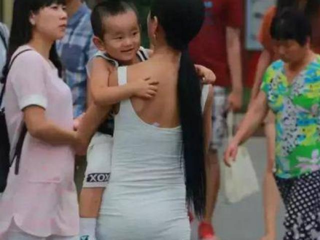 Ăn vận ”kiệm vải” đến trường đón con, nhiều bà mẹ trẻ Trung Quốc gây tranh cãi