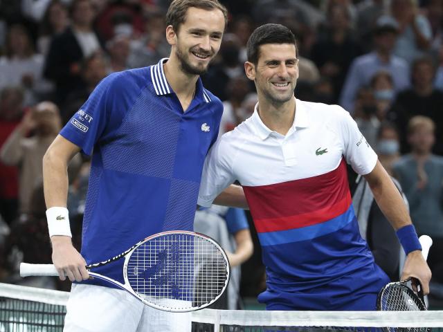 Cực nóng ATP Finals 2021: Djokovic chung bảng Tsitsipas, Medvedev sớm đấu Zverev