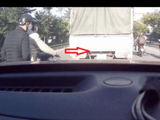 Clip: Hú vía lái xe máy chuyển làn gấp gáp, tông trúng đuôi xe tải