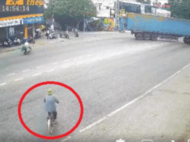Clip: Lái xe đạp sang đường bị xe đầu kéo lao vào suýt mất mạng