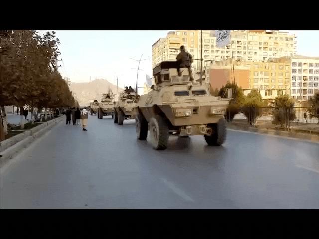 Video: Taliban lần đầu diễu binh ở Kabul, khoe xe bọc thép và vũ khí hiện đại