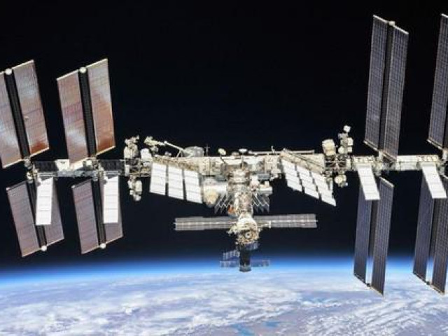 Phi hành gia trên ISS thót tim tránh mảnh vỡ vũ trụ