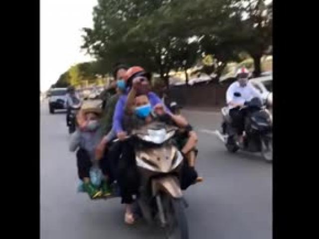 Clip: Nữ tài xế lái xe máy ”kẹp 6” người lớn chạy vun vút trên phố Hà Nội