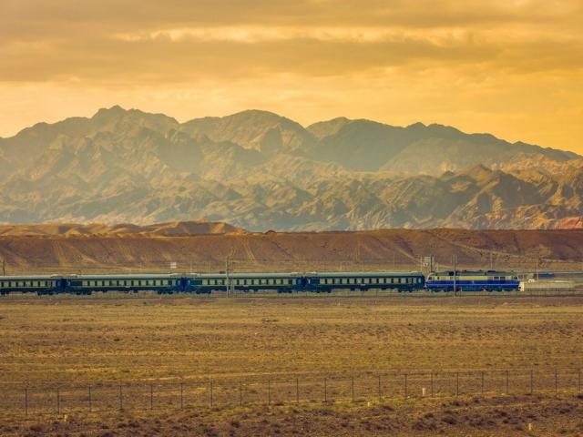 Đường sắt cao tốc dài nhất thế giới của Trung Quốc: Vì sao càng chạy càng chậm?