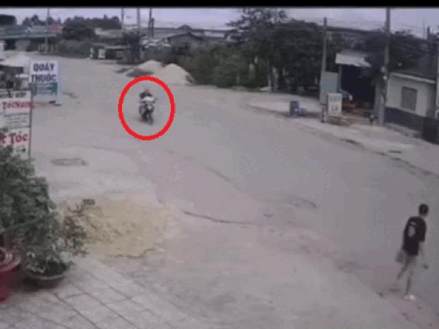 Clip: Người đi đường dũng cảm lao xe vào kẻ trộm xe máy