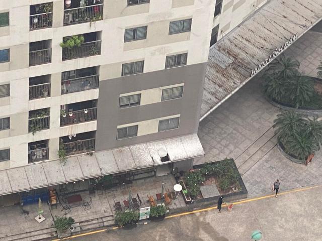 Người đàn ông rơi từ tầng cao chung cư, xuyên thủng mái quán cà phê xuống đất tử vong