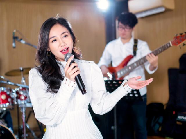 Hậu giảm cân, Văn Mai Hương xinh hết nấc, tặng fan món quà bất ngờ