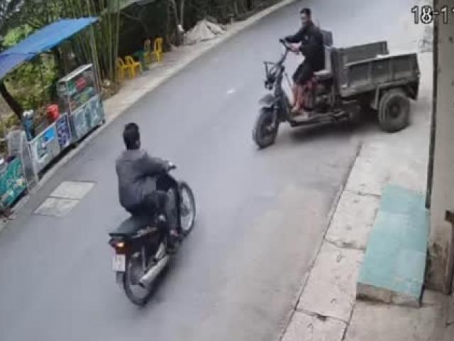 Clip: Xe công nông chạy như “đường trong nhà mình” khiến lái xe máy gặp nạn kinh hoàng