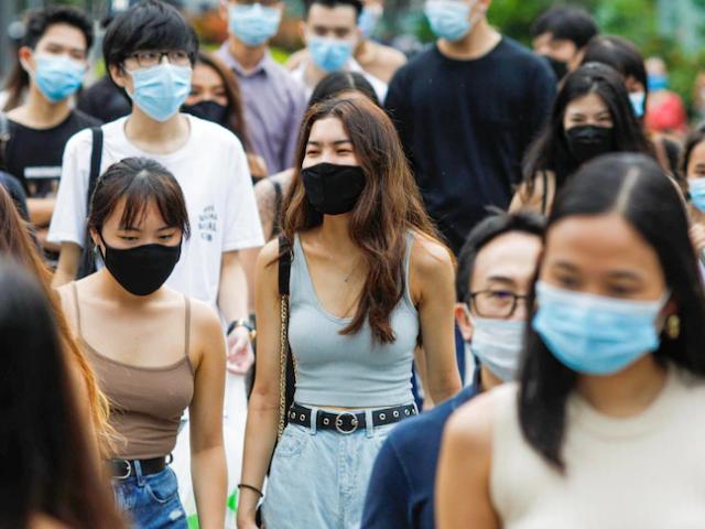 Giáo sư Singapore cảnh báo người trẻ ”thích” nhiễm Covid-19 tự nhiên, không tiêm chủng