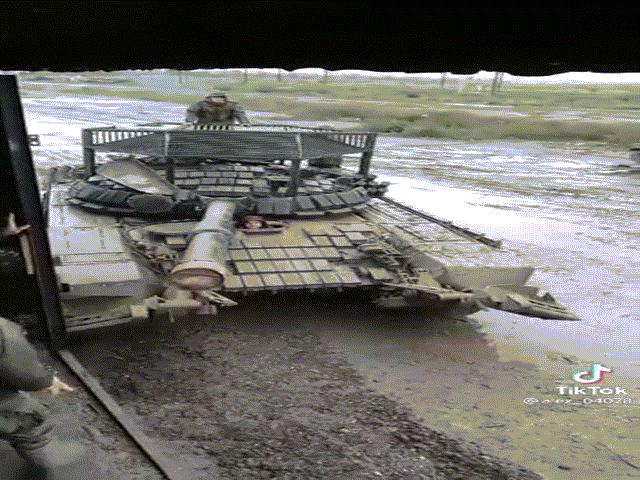 Video: Xe tăng T-80 của Nga xuất hiện với trang bị lạ trước nguy cơ xung đột Ukraine
