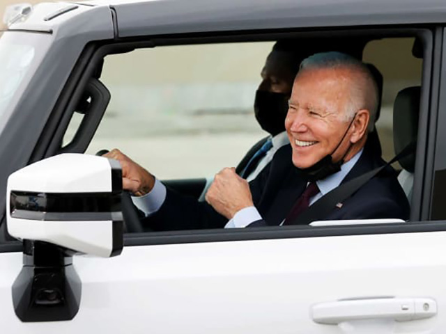 Tổng thống Joe Biden ”thốc ga” bán tải khiến vệ sĩ ”thót tim”
