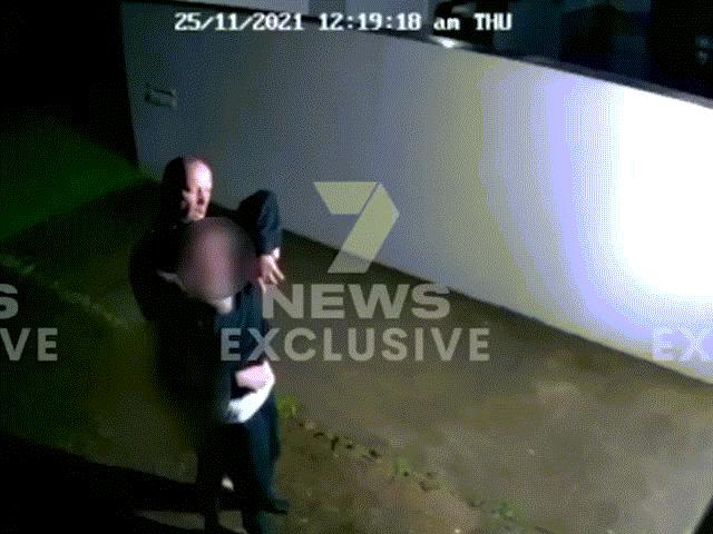 Úc: Mò vào nhà trộm xe, gặp chủ nhà khỏa thân và cái kết
