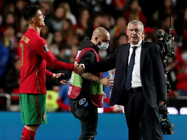 HLV Santos sẽ từ chức nếu BĐN ở nhà xem World Cup, bác bỏ mâu thuẫn với Ronaldo