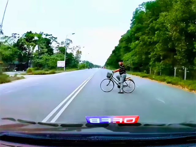 Hết hồn người đi xe đạp lao sang đường khi thấy ô tô đi gần tới