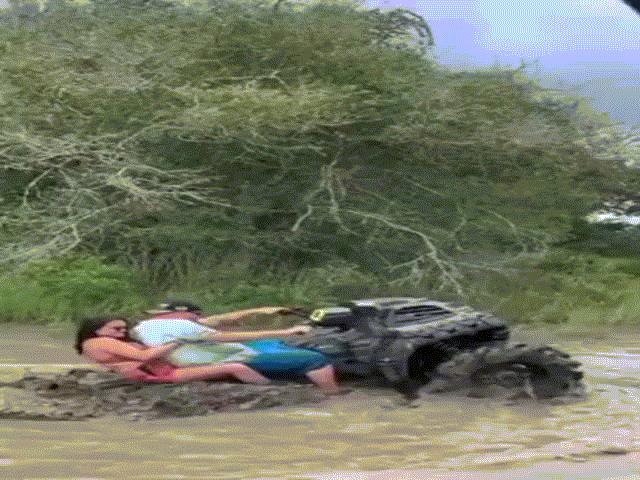 Video: Mải mê ”bốc đầu”, ”dân tổ” khiến bạn gái ngập trong đám bùn lầy