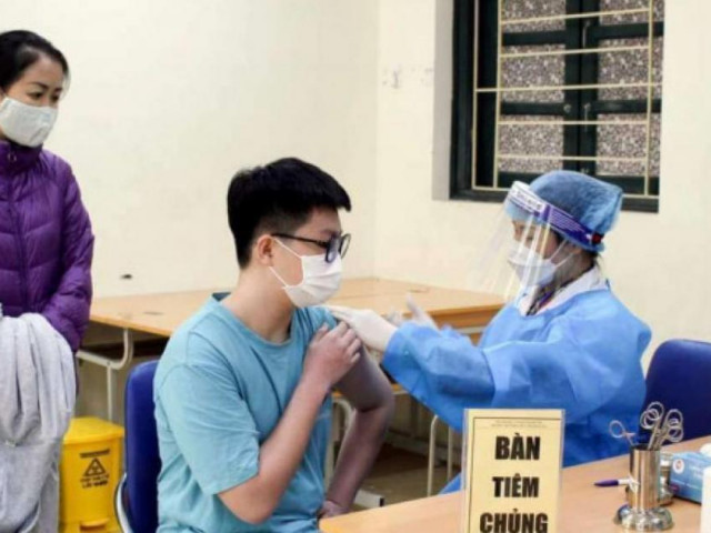 Hà Nội tạm ngừng tiêm vaccine cho học sinh cấp 2 trước thông tin gia hạn