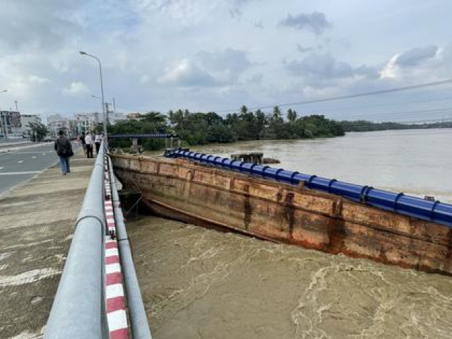 Khánh Hòa: Sà lan mắc kẹt, đứt toàn bộ ống nước tuyến Bắc Nha Trang, cầu Hà Ra bị đe dọa