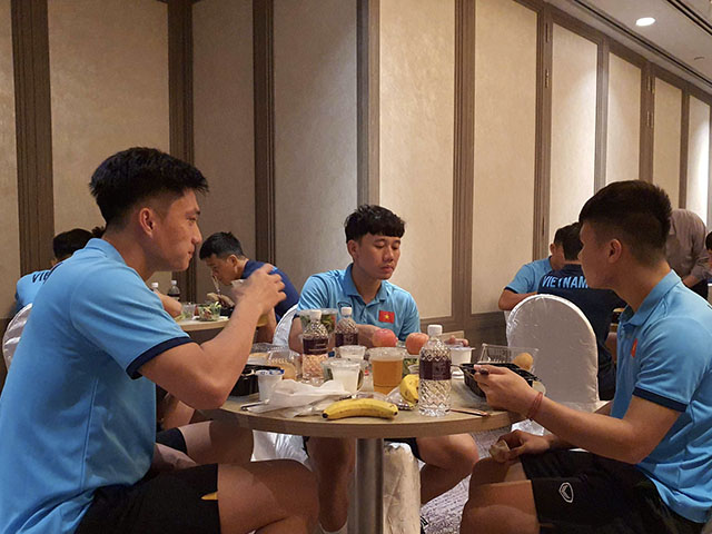 Tuyển thủ Việt Nam làm gì khi phải “nhốt” trong khách sạn ở Singapore?