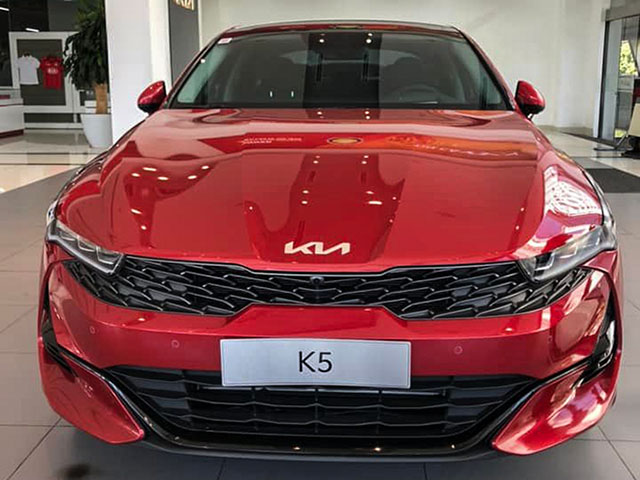 KIA K5 có mặt tại đại lý, giá hấp dẫn hơn Toyota Camry