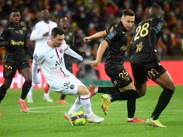 Tranh cãi PSG thủng lưới cay đắng: Messi nằm sân, đối thủ vẫn tấn công ghi bàn