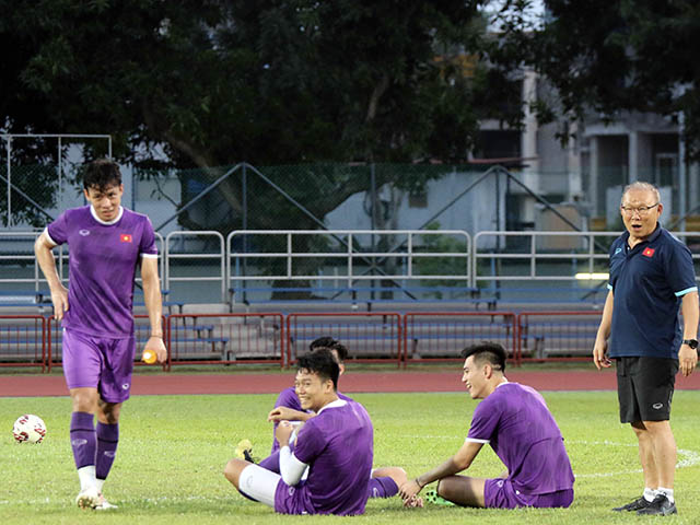ĐT Việt Nam chờ loại 6 cầu thủ trước trận gặp Lào, thầy Park vui chơi với học trò