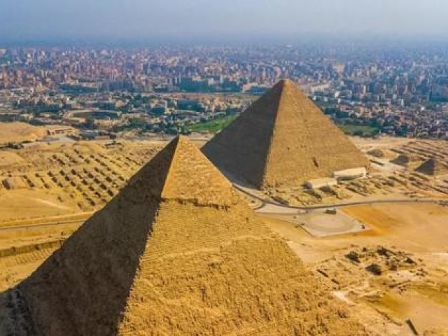 Why did the ancient Egyptian pharaohs stop building pyramids?