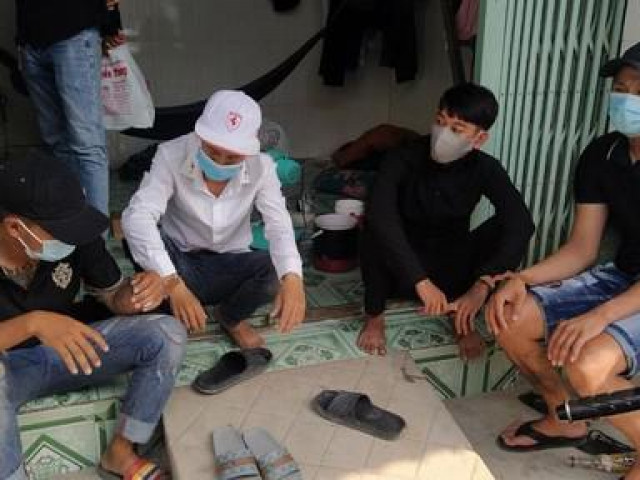 Bắt nhóm dàn cảnh mua vé số, tấn công nạn nhân để cướp