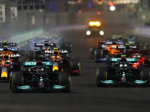 Đua xe F1, Saudi Arabian GP: Diễn biến “không tưởng” kéo cuộc đua vô địch về ‘vạch xuất phát’