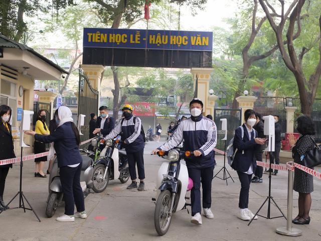 Hà Nội: Học sinh lớp 12 phấn khởi được quay lại trường sau 7 tháng học online