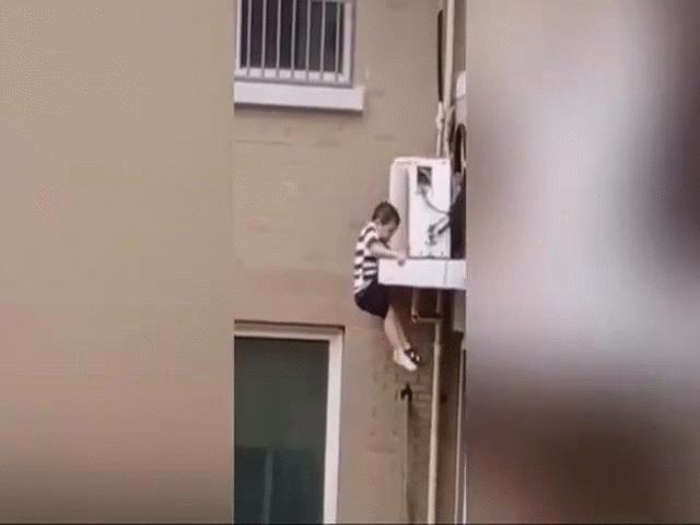 Video: Rơi xuống từ tầng 5, bé trai thoát chết nhờ hành động nhanh nhạy của người đàn ông