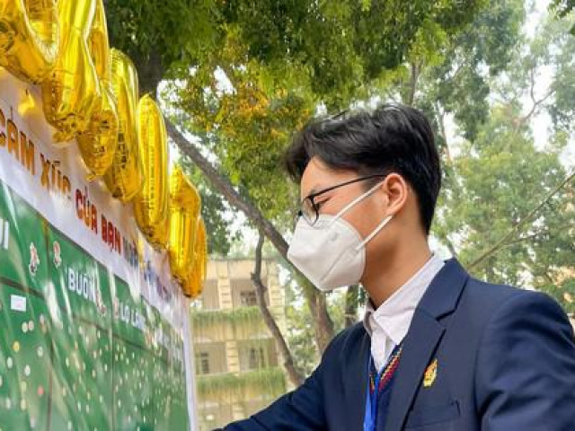 Hà Nội: Một học sinh đi học vẫn mở cổng trường